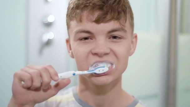 Adolescente menino escovação dentes — Vídeo de Stock