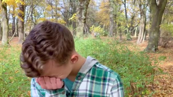 Teenager Junge emotionales Porträt — Stockvideo