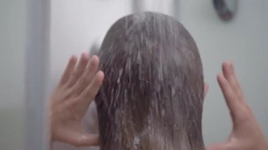Genç kız duş altında banyo 
