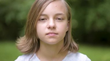 Genç kız duygusal portre