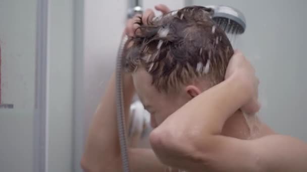 Teen boy bathing under shower — Stock Video