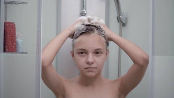 Adolescente chica bañándose bajo ducha — Vídeo de stock