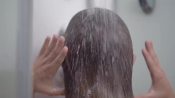 Adolescente chica bañándose bajo ducha — Vídeo de stock