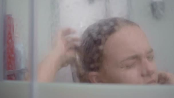 Adolescent fille baignade sous douche — Video