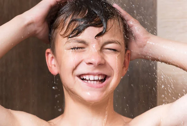 Garçon tête de lavage dans la salle de bain — Photo