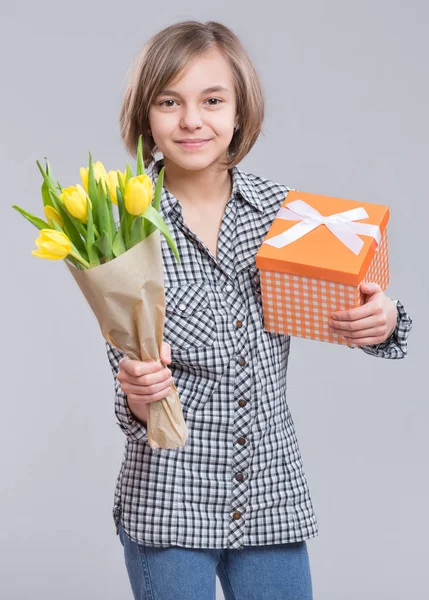 Menina adolescente com flores — Fotografia de Stock