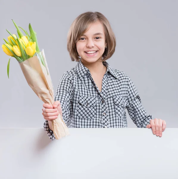 Πορτραίτο Του Happy Όμορφο Κορίτσι Ένα Μάτσο Λουλούδια Και Λευκό — Φωτογραφία Αρχείου