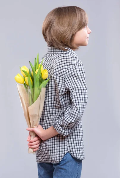 Menina Bonita Com Monte Flores Fundo Cinza Criança Sorridente Com — Fotografia de Stock