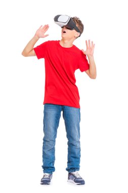 Sanal gerçeklik gözlüğü kullanan beyaz bir gencin tam boy portresi. Gözlüklü komik bir genç. 3 boyutlu cihaz teknolojisi olan yakışıklı bir çocuk, beyaz arka planda izole edilmiş..