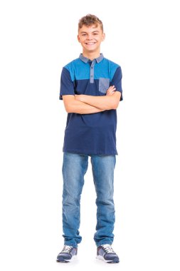 Beyaz arka planda soyutlanmış beyaz bir gencin tam boy portresi. Kolları bağlı komik bir genç. Yakışıklı çocuk kameraya bakıyor ve gülümsüyor..