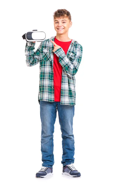 バーチャルリアリティのゴーグルを使用して若い白人の十代の男の子の完全な長さの肖像画 メガネと面白いティーンエイ ジャー 白い背景に分離 ガジェットの技術を保持しているハンサムな子 — ストック写真