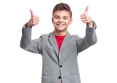 Yakışıklı genç çocuk içinde uygun jest yapma yaşasın. Beyaz gülümseyen Genç beyaz arka plan üzerinde izole portresi. Kameraya bakarak mutlu çocuk.