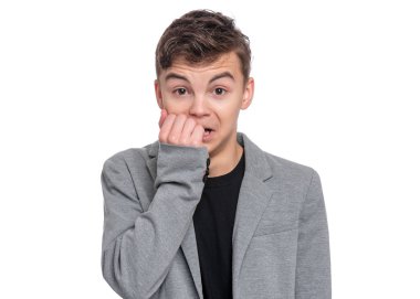 Çığlık, beyaz arka plan üzerinde izole dehşete genç çocuk. Kamera ve şok komik çocuk. Duygusal portre beyaz hayran genç takım elbiseli. Yakışıklı sürpriz çocuk.