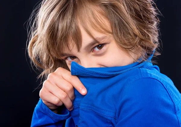 Porträt eines kleinen Mädchens auf Schwarz — Stockfoto