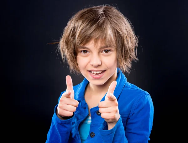 Retrato de menina no preto — Fotografia de Stock