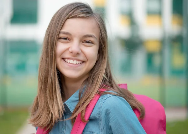 Teen flicka tillbaka till skolan — Stockfoto