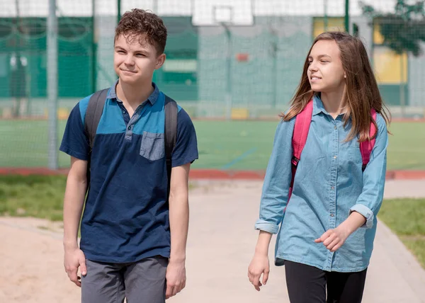 Adolescent garçon et fille retour à l'école — Photo