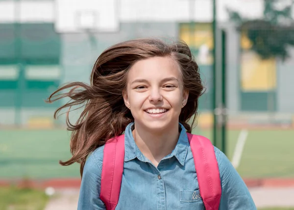 Teen flicka tillbaka till skolan — Stockfoto