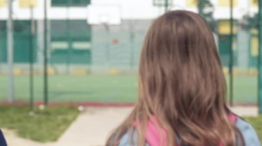 Çantalı çocukları geri bakış