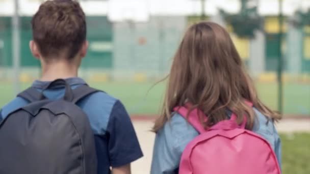 Vue arrière enfants avec sac — Video