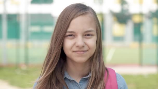 Portrait of teen girl with backpack — Stock Video