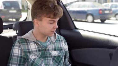 Emniyet kemerli arabada çocuk