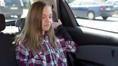 Emniyet kemerli arabada çocuk