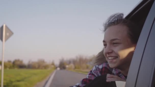 Adolescente regardant par fenêtre de voiture — Video