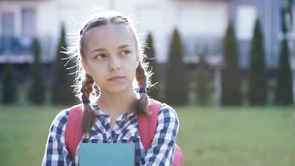 Porträt eines Teenie-Mädchens mit Rucksack — Stockvideo