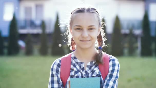 Portret van tiener meisje met rugzak — Stockvideo