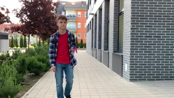 Adolescente chico y chica de vuelta a la escuela — Vídeo de stock