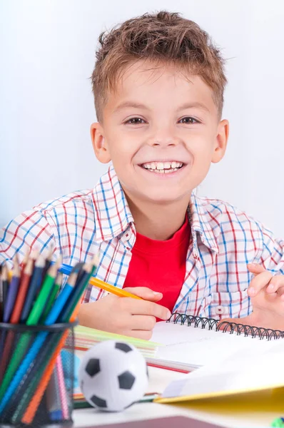 Jongen huiswerk op Bureau — Stockfoto