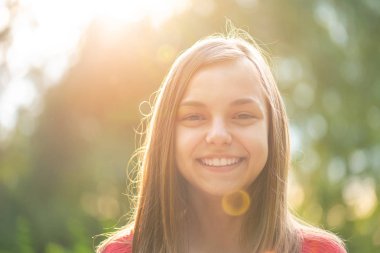 Güneş ışınları ile genç kız portresi