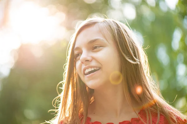 Portret van tiener meisje met zonnestralen — Stockfoto