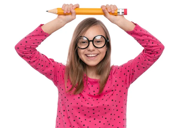Tiener meisje met grote potlood — Stockfoto