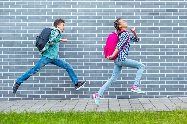 Teen pojke och flicka tillbaka till skolan — Stockfoto