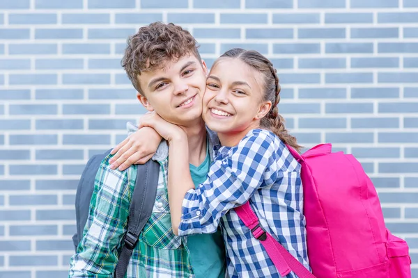 Tini fiú és lány vissza az iskolába — Stock Fotó