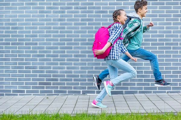 Teen pojke och flicka tillbaka till skolan — Stockfoto