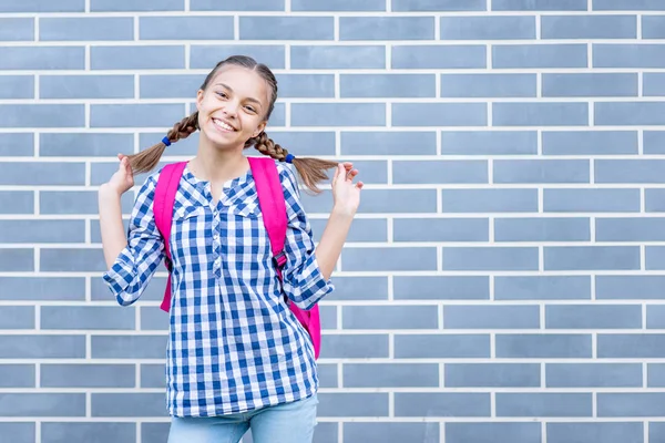 Menina adolescente de volta à escola — Fotografia de Stock