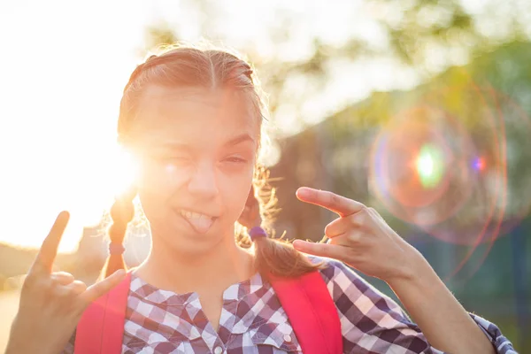 Porträtt av tonårs flicka med solstrålar — Stockfoto