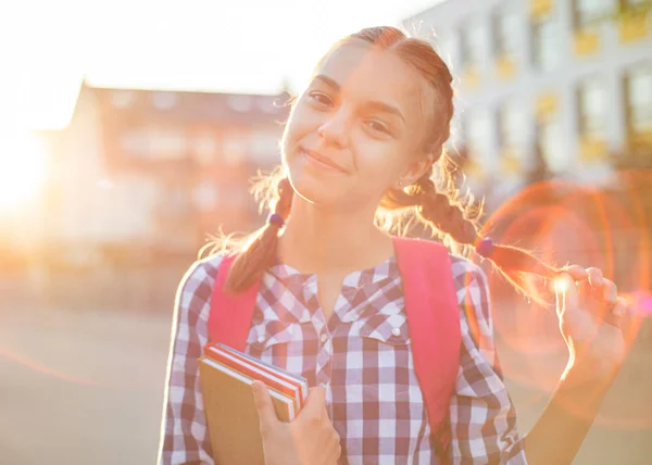 Portrait de jeune fille avec des rayons de soleil — Photo