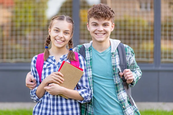 Teen chłopiec i dziewczyna z powrotem do szkoły — Zdjęcie stockowe
