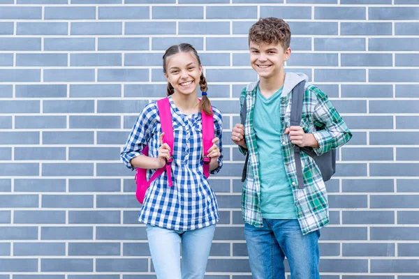 Tiener jongen en meisje terug naar school — Stockfoto