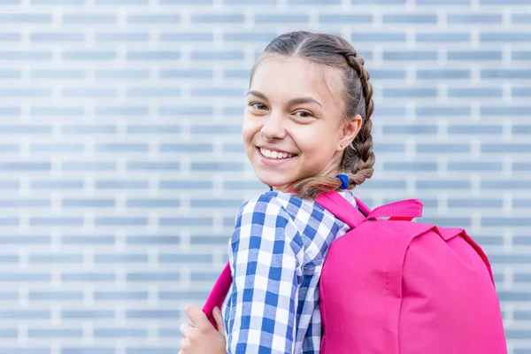 Menina adolescente de volta à escola — Fotografia de Stock