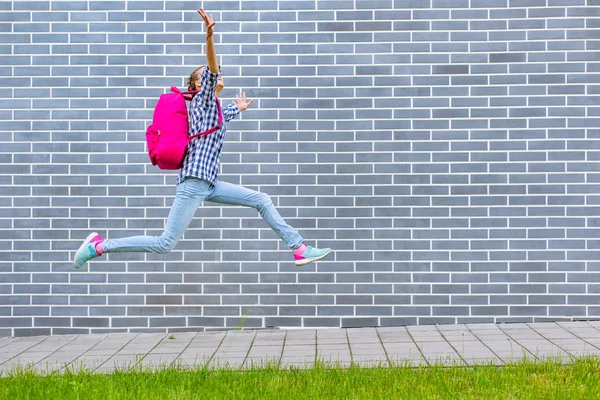 Dospívající dívka zpět do školy — Stock fotografie