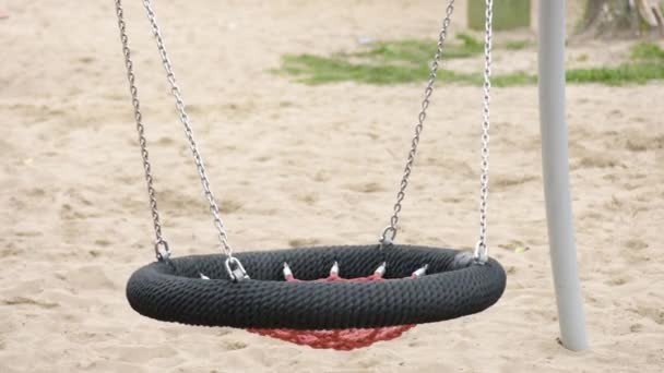 Balanço vazio no parque infantil — Vídeo de Stock