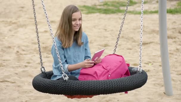 Adolescente menina no balanço — Vídeo de Stock