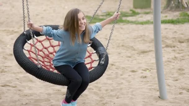 Teen girl on swing — Stock Video