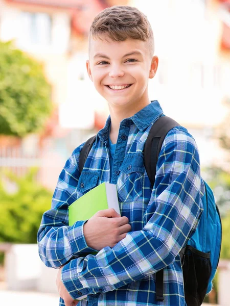 Adolescente menino de volta para a escola — Fotografia de Stock