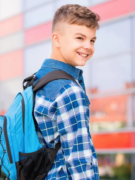 Dospívající chlapec zpět do školy — Stock fotografie